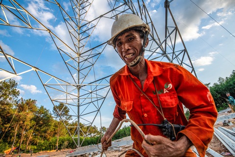 Tăng tốc đường dây 500kV, Thủ tướng yêu cầu huy động nhân lực địa phương- Ảnh 1. Công nhân kéo dây đường dây truyền tải 500kV Quảng Trạch - Phố Nối - Ảnh: T.VINH