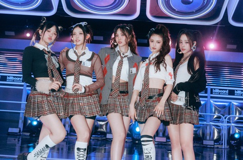NewJeans tại Billboard Music Awards 2023 - Ảnh: Billboard NewJeans tại Billboard Music Awards 2023 - Ảnh: Billboard