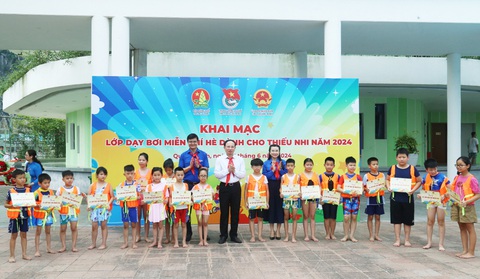 Khai mạc hè, tổ chức lớp dạy bơi miễn phí- Ảnh 2. Lãnh đạo tỉnh Quảng Ninh và Trung ương Đoàn tại buổi khai mạc lớp dạy bơi miễn phí - Ảnh: T. CHUNG
