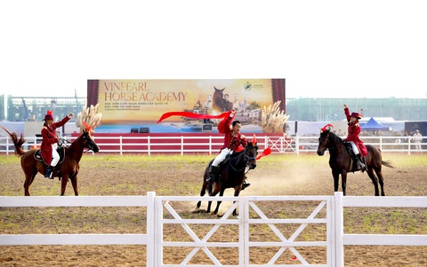 Khai trương học viện cưỡi ngựa ‘chuẩn quốc tế’ tại Hải Phòng- Ảnh 1. Nghi thức giật băng khai trương học viện cưỡi ngựa