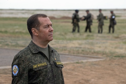 Cựu tổng thống kiêm Phó Chủ tịch Hội đồng An ninh Nga, ông Dmitry Medvedev, thăm trường bắn Prudboy ở khu vực Volgograd, miền Nam nước Nga - Ảnh: AFP Phó chủ tịch Hội đồng An ninh Nga Dmitry Medvedev thăm trường bắn Prudboy ở khu vực Volgograd, miền Nam nước Nga - Ảnh: AFP