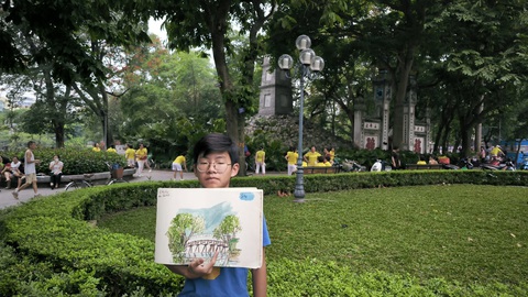 Một em bé đã đã kịp ghi lại chiếc cầu Thê Húc bên Hồ Gươm một sớm hè thanh mát - Ảnh: T.ĐIỂU Một em nhỏ đã kịp ghi lại chiếc cầu Thê Húc bên hồ Gươm một sớm hè thanh mát
