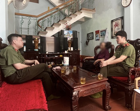 Cụ bà suýt chuyển thêm hơn 4 tỉ đồng cho kẻ lừa đảo trên mạng- Ảnh 1. Công an TP Cẩm Phả kịp thời ngăn chặn việc bà T. chuyển tiếp hơn 4 tỉ đồng cho kẻ lừa đảo trên mạng - Ảnh: VĂN KIÊN