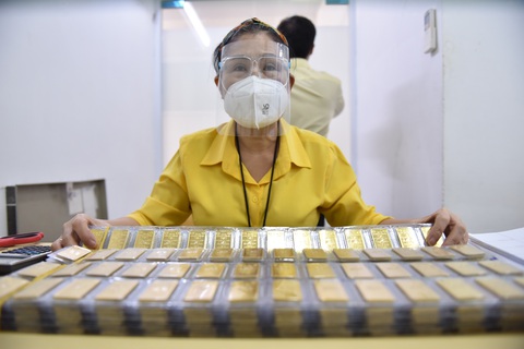 Giá vàng giảm sốc về mức 84 triệu đồng/lượng- Ảnh 1. Người mua vàng với giá 90,6 triệu đồng/lượng hai ngày trước, nếu bán ra ở thời điểm hiện nay đã lỗ 8,6 triệu đồng/lượng - Ảnh: NGỌC PHƯỢNG