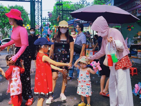 Tết thiếu nhi: Khu vui chơi, mua sắm đông nghẹt, nhiều phụ huynh ngán ngẩm vì ngột ngạt- Ảnh 2. Trời nắng và thêm phần ngột ngạt vì đông đúc, nhiều gia đình trang bị nước, đồ chống nắng nhằm đảm bảo sức khỏe cho con vui chơi ngoài trời dịp Tết thiếu nhi - Ảnh: NHẬT XUÂN