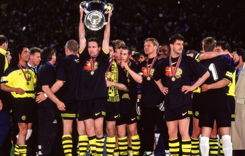 Huyền thoại Dortmund mong Bellingham không tỏa sáng tại chung kết Champions League- Ảnh 1. Paul Lambert nâng cao chiếc cúp vô địch Champions League năm 1997 cùng Dortmund - Ảnh: GETTY