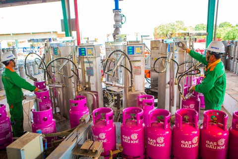 Giá gas trong nước tháng 6 tiếp tục giảm- Ảnh 1. Công nhân làm việc tại nhà máy của Gas South