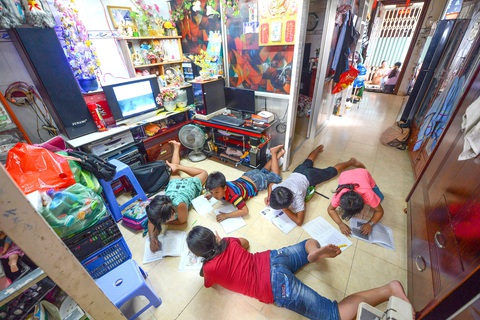 Quy định diện tích bình quân căn hộ/đầu người: Cần ưu tiên tiện ích, an toàn hơn số mét vuông- Ảnh 1. Một căn hộ có diện tích 36m2 đã từng có khoảng 10 thành viên chung sống trong chung cư tại quận 7, TP.HCM - Ảnh: QUANG ĐỊNH