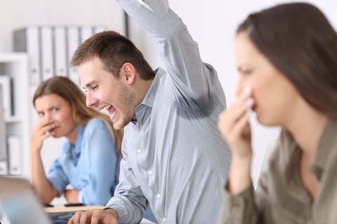 Thở dài, xịt nước hoa như tắm cũng bị xem là quấy rối?- Ảnh 1. Mùi cơ thể đang được xem như một dạng quấy rối nơi công sở ở Nhật Bản - Ảnh minh họa của Getty