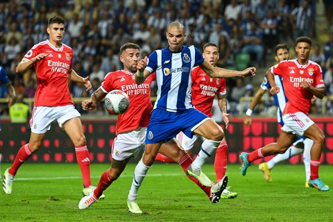 Bí quyết bền bỉ của 'gã đồ tể' Pepe tại Euro 2024- Ảnh 3. Pepe vẫn đủ đẳng cấp thi đấu ở Champions League khi đã 41 tuổi - Ảnh: REUTERS