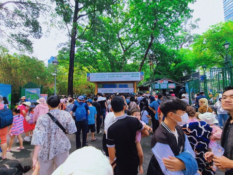 Tết thiếu nhi: Khu vui chơi, mua sắm đông nghẹt, nhiều phụ huynh ngán ngẩm vì ngột ngạt- Ảnh 1. Ngày 1-6, khu vực quầy vé tại Thảo cầm viên (TP.HCM) chật kín khách tham quan, xếp hàng chờ mua vé, tạo nên không khí ngột ngạt - Ảnh: NHẬT XUÂN