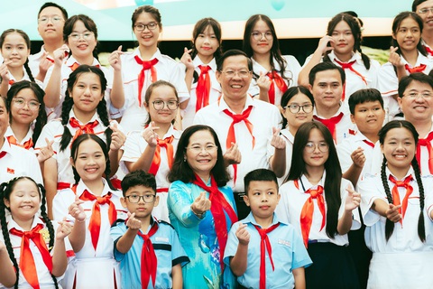 Thiếu nhi hướng tới thành công dân toàn cầu- Ảnh 1. Lãnh đạo TP.HCM cùng với các bạn nhỏ đại diện cho thiếu nhi TP tại chương trình gặp gỡ năm 2024 - Ảnh: THANH HIỆP