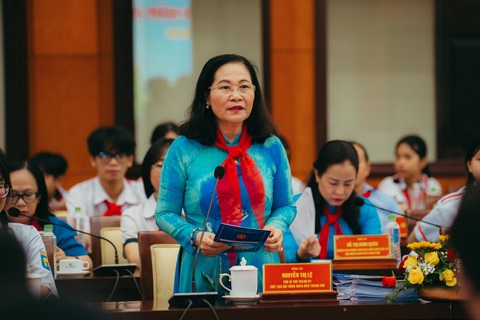 Thiếu nhi TP.HCM kỳ vọng chính quyền đầu tư cho giáo dục, môi trường- Ảnh 5. Bà Nguyễn Thị Lệ, chủ tịch HĐND TP.HCM, phát biểu cùng thiếu nhi tại buổi gặp - Ảnh: THANH HIỆP