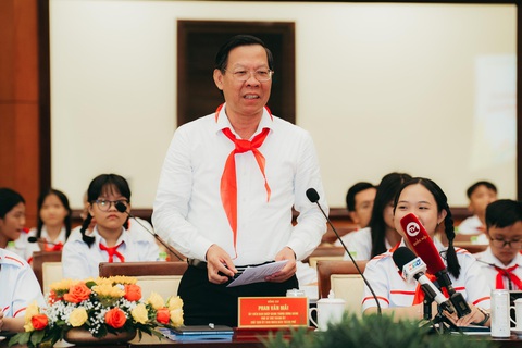 Thiếu nhi TP.HCM kỳ vọng chính quyền đầu tư cho giáo dục, môi trường- Ảnh 4. Chủ tịch UBND TP.HCM Phan Văn Mãi trao đổi các vấn đề trước phát biểu và đề xuất của thiếu nhi tại cuộc gặp - Ảnh: THANH HIỆP
