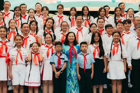 Thiếu nhi TP.HCM kỳ vọng chính quyền đầu tư cho giáo dục, môi trường- Ảnh 1. Lãnh đạo TP.HCM cùng các bạn nhỏ đại diện thiếu nhi TP.HCM tại chương trình gặp gỡ năm 2024 - Ảnh: THANH HIỆP