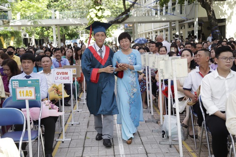Thầy giáo về hưu nhắn nhủ tại lễ tri ân khiến học sinh không kìm được nước mắt- Ảnh 4. Phụ huynh và học sinh cùng lên sân khấu nhận thưởng - Ảnh: NHƯ HÙNG
