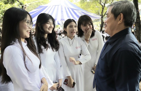 Thầy giáo về hưu nhắn nhủ tại lễ tri ân khiến học sinh không kìm được nước mắt- Ảnh 3. Thầy Lê Trung Hiếu, tổ trưởng tổ giáo dục thể chất - quốc phòng an ninh, Trường THPT Hùng Vương, nhắn nhủ học sinh trước khi về hưu - Ảnh: NHƯ HÙNG