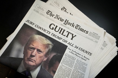 Đấu trí sau phán quyết cho ông Trump- Ảnh 1. Trang nhất báo New York Times ngày 31-5 in nổi bật chân dung ông Trump và dòng chữ “Có tội” - Ảnh: Reuters