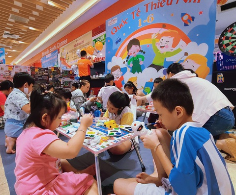 Tết thiếu nhi: Khu vui chơi, mua sắm đông nghẹt, nhiều phụ huynh ngán ngẩm vì ngột ngạt- Ảnh 3. Siêu thị Co.op Xtra (Vạn Hạnh Mall, quận 10) mở thêm không gian vui chơi cho trẻ em nhân dịp Tết thiếu nhi 1-6 tại siêu thị - Ảnh: NHẬT XUÂN