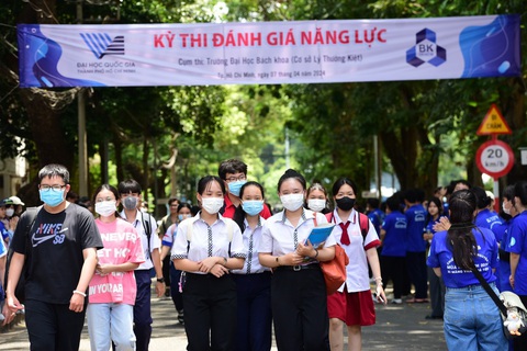 Sáng 2-6 thi đánh giá năng lực đợt 2: Thí sinh lưu ý gì?- Ảnh 2. Thí sinh tham dự kỳ thi đánh giá năng lực tại điểm thi Trường đại học Bách khoa (ĐH Quốc gia TP.HCM) - Ảnh: DUYÊN PHAN