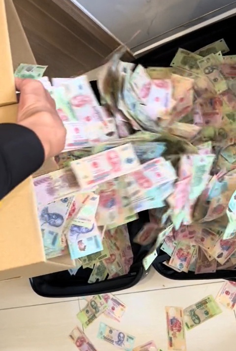 Trên TikTok, tài khoản Ư.T. liên tục khoe tiền, vàng - Ảnh chụp màn hình Trên TikTok, tài khoản Ư.T. liên tục khoe tiền, vàng - Ảnh chụp màn hình
