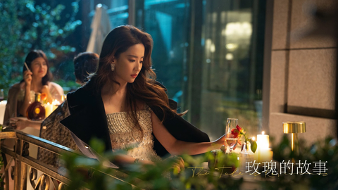Lưu Diệc Phi làm 'đóa hồng có gai' trong 'Câu chuyện hoa hồng'- Ảnh 1. Tạo hình nhân vật xinh đẹp, quyến rũ của Lưu Diệc Phi trong Câu chuyện hoa hồng