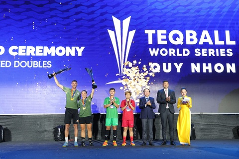 Chủ tịch UBND tỉnh Phạm Anh Tuấn (thứ 3 từ phải sang) và Chủ tịch Liên đoàn Teqball quốc tế (FITEQ) Borsanyi Gabor (thứ 2 từ phải sang) trao huy chương cho các VĐV giành thành tích cao nội dung đôi nam nữ - Ảnh: MAI HƯƠNG Chủ tịch UBND tỉnh Phạm Anh Tuấn (thứ 3 từ phải sang) và Chủ tịch Liên đoàn Teqball quốc tế (FITEQ) Borsanyi Gabor (thứ 2 từ phải sang) trao huy chương cho các VĐV giành thành tích cao nội dung đôi nam nữ - Ảnh: MAI HƯƠNG
