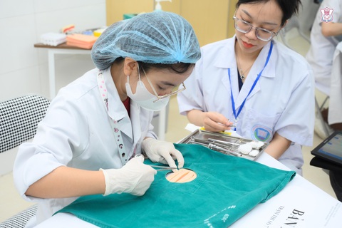 Vì sao Trường đại học Y Hà Nội xét tuyển khối C?- Ảnh 1. Năm 2024 là năm đầu tiên Trường đại học Y Hà Nội xét tuyển bằng tổ hợp C00, D01 và điểm thi đánh giá năng lực của Đại học Quốc gia Hà Nội - Ảnh: Trường Đại học Y Hà Nội