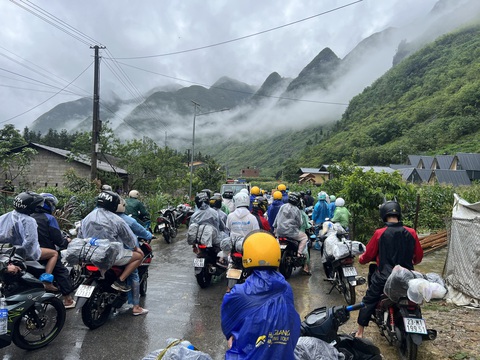 Đi Hà Giang 'chữa lành', du khách mắc kẹt do lũ- Ảnh 4. Hàng chục du khách sáng 10-6 mắc kẹt tại khu vực làng du lịch H'mong Pả Vi (Mèo Vạc) - Ảnh: HỒNG THẮM