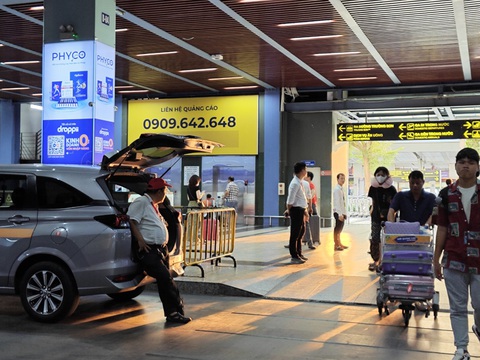 Sau phản ánh của Tuổi Trẻ, lãnh đạo Tân Sơn Nhất họp gấp chấn chỉnh taxi chèo kéo, nâng giá cước- Ảnh 2. Khu vực nhà xe TCP có nhiều doanh nghiệp taxi hợp đồng, xe công nghệ hoạt động. Ở khu vực này, khách hàng thường phản ánh tình trạng bị