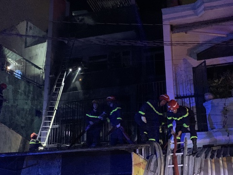 Cháy lớn nhà 2 tầng quận 10, TP.HCM nửa khuya, cứu 5 người mắc kẹt ra ngoài- Ảnh 5. Lực lượng cảnh sát PCCC nỗ lực dập tắt đám cháy - Ảnh: MINH KHIÊM