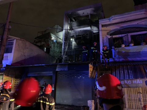 Cháy lớn nhà 2 tầng quận 10, TP.HCM nửa khuya, cứu 5 người mắc kẹt ra ngoài- Ảnh 6. Nhiều người trong căn nhà được cứu ra ngoài - Ảnh: MINH KHIÊM