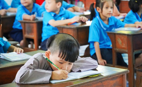 Một chú tiểu tại chùa tham gia lớp học - Ảnh: TRẦN HOÀI Một chú tiểu tại chùa tham gia lớp học - Ảnh: TRẦN HOÀI