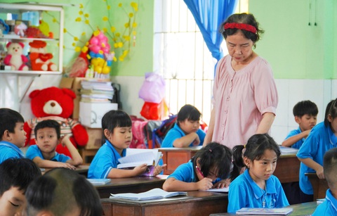 Cô Đặng Thị Thu Hương giảng bài cho các em - Ảnh: TRẦN HOÀI Cô Đặng Thị Thu Hương giảng bài cho các em - Ảnh: TRẦN HOÀI