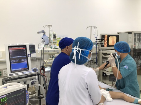 Vụ cháy nhà tại quận 10: 3 anh em ruột bị ngạt khói, 2 bé phải thở máy- Ảnh 1. Các bác sĩ nội soi cấp cứu cho một trong ba anh em ruột bị ngạt khói - Ảnh: Bệnh viện cung cấp