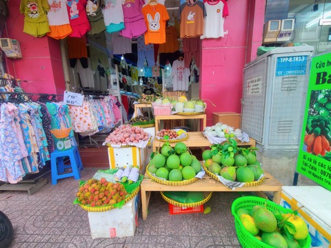 Sôi động thị trường Tết Đoan Ngọ: Giá trái cây tại chợ tăng mạnh, siêu thị Kinh doanh quần áo ế ẩm, bà Hồng Tâm (đường Nguyễn Trãi, quận 5) quyết định bán thêm trái cây và tăng lượng nhập vào dịp này - Ảnh: N.XUÂN