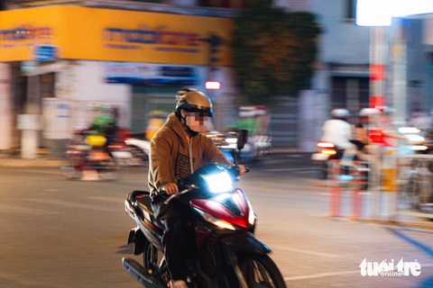 Cứ lên xe là mở hết đèn, cần xử lý sao với 'chiến thần đèn pha'?- Ảnh 3. Một chiếc xe máy thay đổi đèn chiếu sáng từ đèn nguyên bản (halogen) sang đèn LED cường độ mạnh, gây chói mắt người đi đường - Ảnh: THANH HIỆP