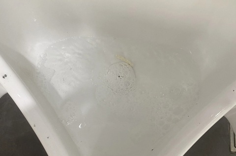 Những vị khách 'đặc biệt' trong nhà vệ sinh- Ảnh 3. Bã kẹo cao su nhả trong bồn cầu sau khi đi vệ sinh - Ảnh: HỒNG ĐIỆP