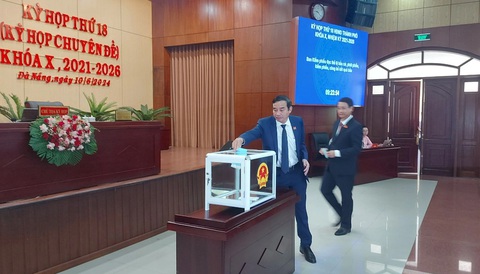 Ông Ngô Xuân Thắng làm chủ tịch HĐND TP Đà Nẵng- Ảnh 1. Các đại biểu HĐND TP Đà Nẵng bỏ phiếu bầu các nhân sự mới - Ảnh: HỮU KHÁ