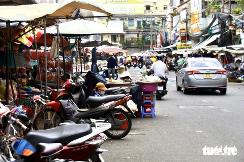 Ra quân xử lý lấn chiếm lòng, lề đường quanh chợ Bà Chiểu- Ảnh 2. Trước đó, theo ghi nhận, nhiều tuyến đường quanh chợ Bà Chiểu bị lấn chiếm bán hàng nửa mặt đường - Ảnh: NGỌC QUÝ