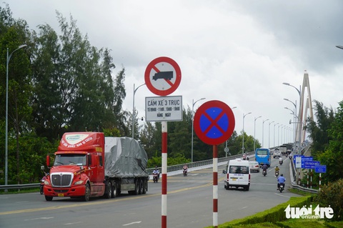 Ngày đầu cấm xe tải 3 trục qua cầu Rạch Miễu, giao thông thông thoáng- Ảnh 2. Trong buổi sáng 10-6, khi lệnh cấm xe tải nặng qua cầu Rạch Miễu được áp dụng, giao thông thông thoáng - Ảnh: MẬU TRƯỜNG
