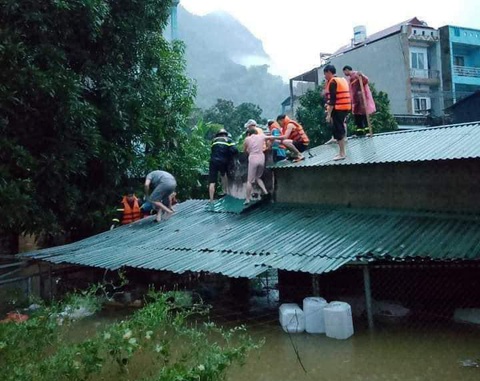 Mưa lũ ở Hà Giang: Cảnh sát dỡ mái nhà cứu 4 người mắc kẹt, 2 bố con bị lũ cuốn chết- Ảnh 1. Lực lượng cứu hộ giải cứu người dân bị mắc kẹt do ngập lụt - Ảnh: H.GIANG