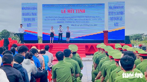 56,6% số người nghiện ma túy ở Kiên Giang dưới 30 tuổi- Ảnh 1. Toàn cảnh buổi lễ mít tinh hưởng ứng Tháng hành động phòng, chống ma túy tại quảng trường Trần Quang Khải, TP Rạch Giá - Ảnh: HOÀNG ĐÔ