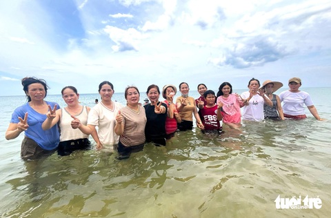 Người dân Phú Yên từ già đến trẻ em kéo nhau xuống biển tắm vào lúc 12h trưa ngày mùng 5 tháng 5 âm lịch (Tết Đoan Ngọ) - Ảnh: NGUYỄN HOÀNG Người dân Phú Yên từ già đến trẻ kéo nhau xuống biển tắm lúc 12h trưa mùng 5 tháng 5 âm lịch (Tết Đoan Ngọ) - Ảnh: NGUYỄN HOÀNG