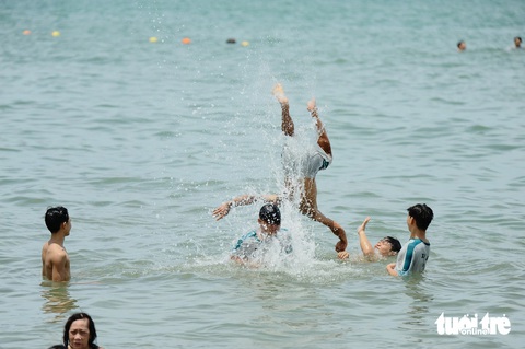 Người dân và du khách ở TP Quy Nhơn tắm biển vào dịp Tết Đoan ngọ - Ảnh: LÂM THIÊN Người dân và du khách ở TP Quy Nhơn tắm biển dịp Tết Đoan ngọ - Ảnh: LÂM THIÊN