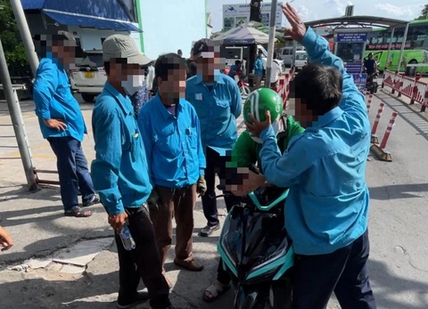 Công an vào cuộc vụ cát cứ bến bãi, đánh tài xế xe công nghệ- Ảnh 1. Hình ảnh nhóm xe ôm truyền thống chặn xe, một người đứng ra