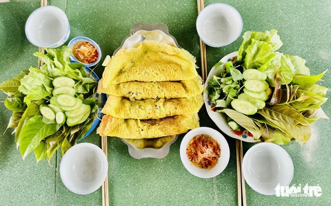 Tết Đoan ngọ đổ bánh xèo hông bây?- Ảnh 1. Một mâm bánh xèo đầy đặn cho cả gia đình cùng ăn dịp Tết Đoan ngọ - Ảnh: ĐẶNG TUYẾT