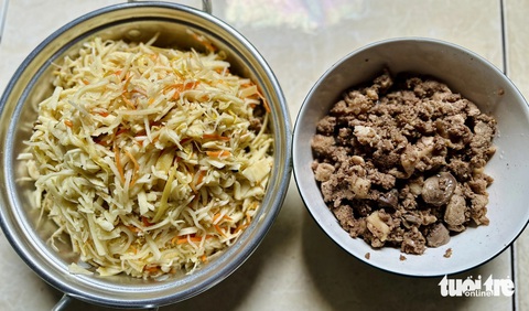 Tết Đoan ngọ đổ bánh xèo hông bây?- Ảnh 2. Măng tươi xào với ít củ cải đỏ cho đẹp mắt, thịt vịt xào dùng làm nhân bánh xèo đặc trưng ở miền Tây