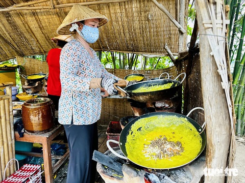 Tết Đoan ngọ đổ bánh xèo hông bây?- Ảnh 4. Đổ bánh xèo cũng là một nghệ thuật sao cho bánh chín vàng đều, vòng ngoài giòn rụm