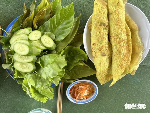 Tết Đoan ngọ đổ bánh xèo hông bây?- Ảnh 5. Món bánh xèo ngon bởi nước mắm chua ngọt có dưa chua củ cải thái sợi nhuyễn, ăn kèm các loại rau sống